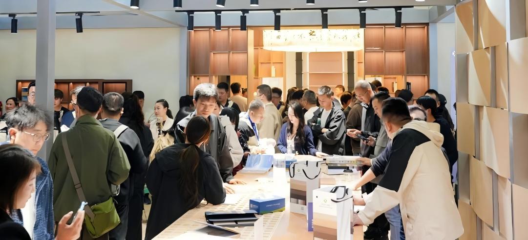 闪耀启幕！新港仿生精板×中国建博会（上海）首日盛况！